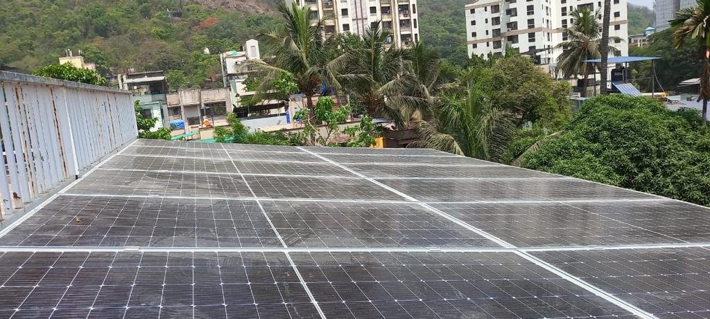 Flat rooftop solar array